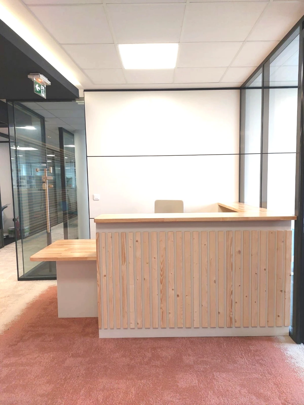 Comptoir d’accueil en bois — création Flarr