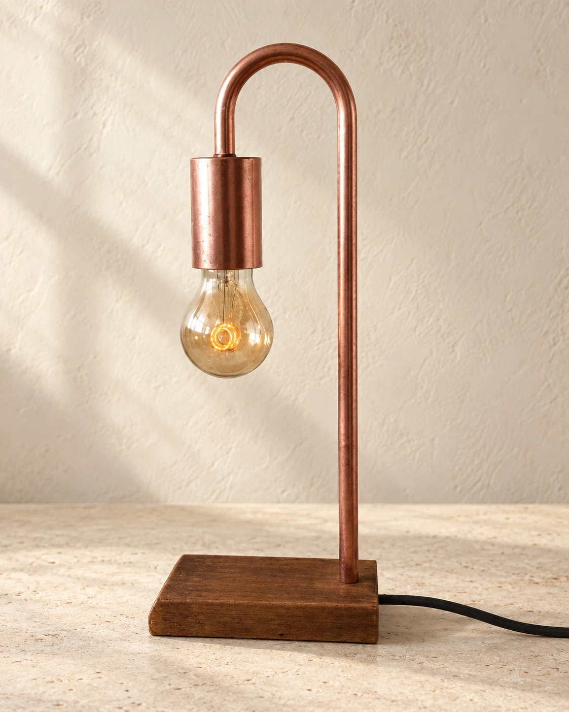 Wow cuivrée, luminaire Flarr en cuivre et bois de réemploi